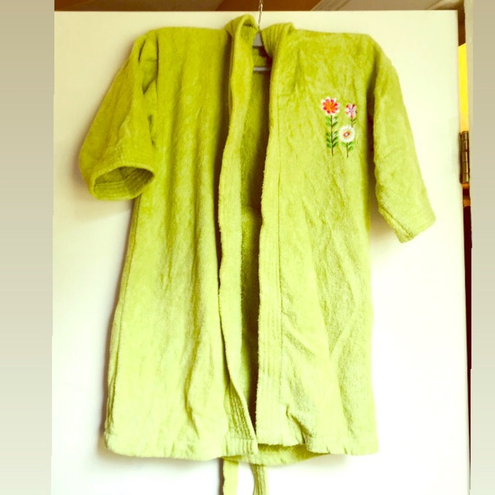 Bath robe.